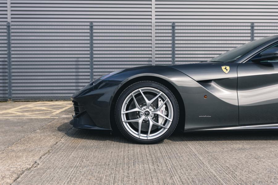 Детали экстерьера Ferrari F12berlinetta 2014 года  (UK) (фото 198 из 276)